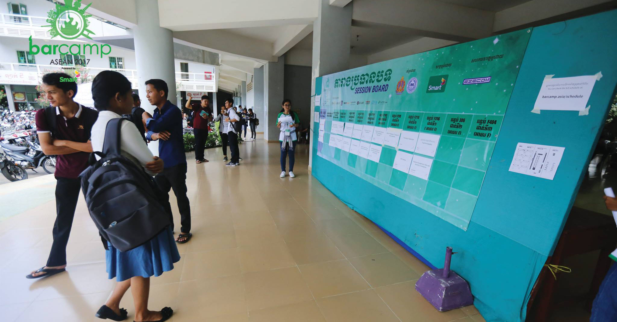 តារាង​បង្ហាញ​ពី​ប្រធានបទ​នៃ​ព្រឹត្តិការណ៍​បារខែម​អាស៊ាន ឬ​ហៅ​ថា​សិក្ខាសាលា​បច្ចេកវិទ្យា និង​ការ​ចាប់​ផ្ដើម​ជំនួញ (BarCamp ASEAN 2017 Tech & Startup Conference) នា​សាលា​តិចណូ នៅ​ថ្ងៃ​ទី​២១ ខែ​តុលា ឆ្នាំ​២០១៧។ Credit: BarCamp Phnom Penh