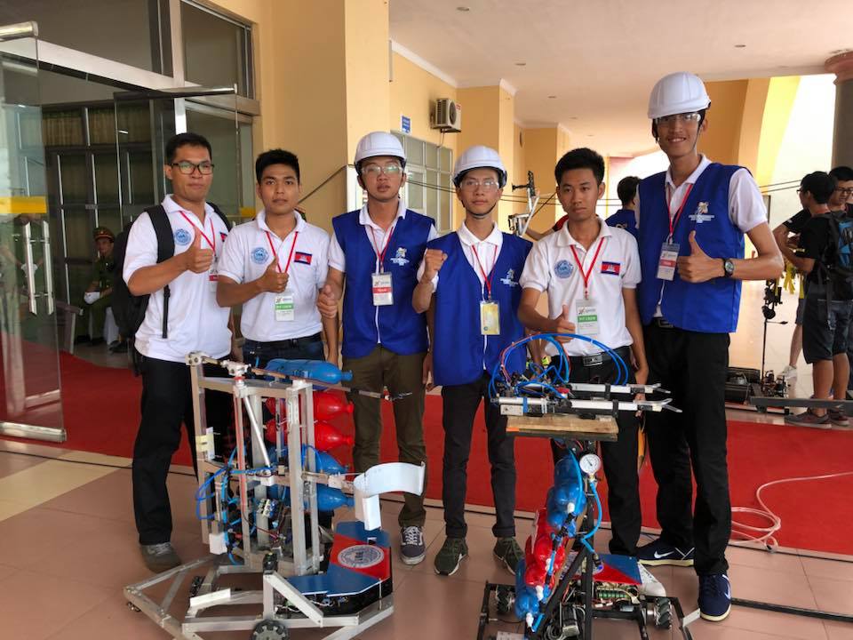 ក្រុម​រ៉ូបូត​កម្ពុជា នៅ​ក្នុង​ការ​ប្រកួតប្រជែង​លក្ខណៈ​អន្តរជាតិ​លើក​ទី​១៧ (17th ABU Robocon 2018) នៅ​ខេត្ត​នីញប៊ីញ ប្រទេស​វៀតណាម (Vietnam) ថ្ងៃ​ទី​២៦ ខែ​សីហា ឆ្នាំ​២០១៨។ Photo/Robocon Cambodia